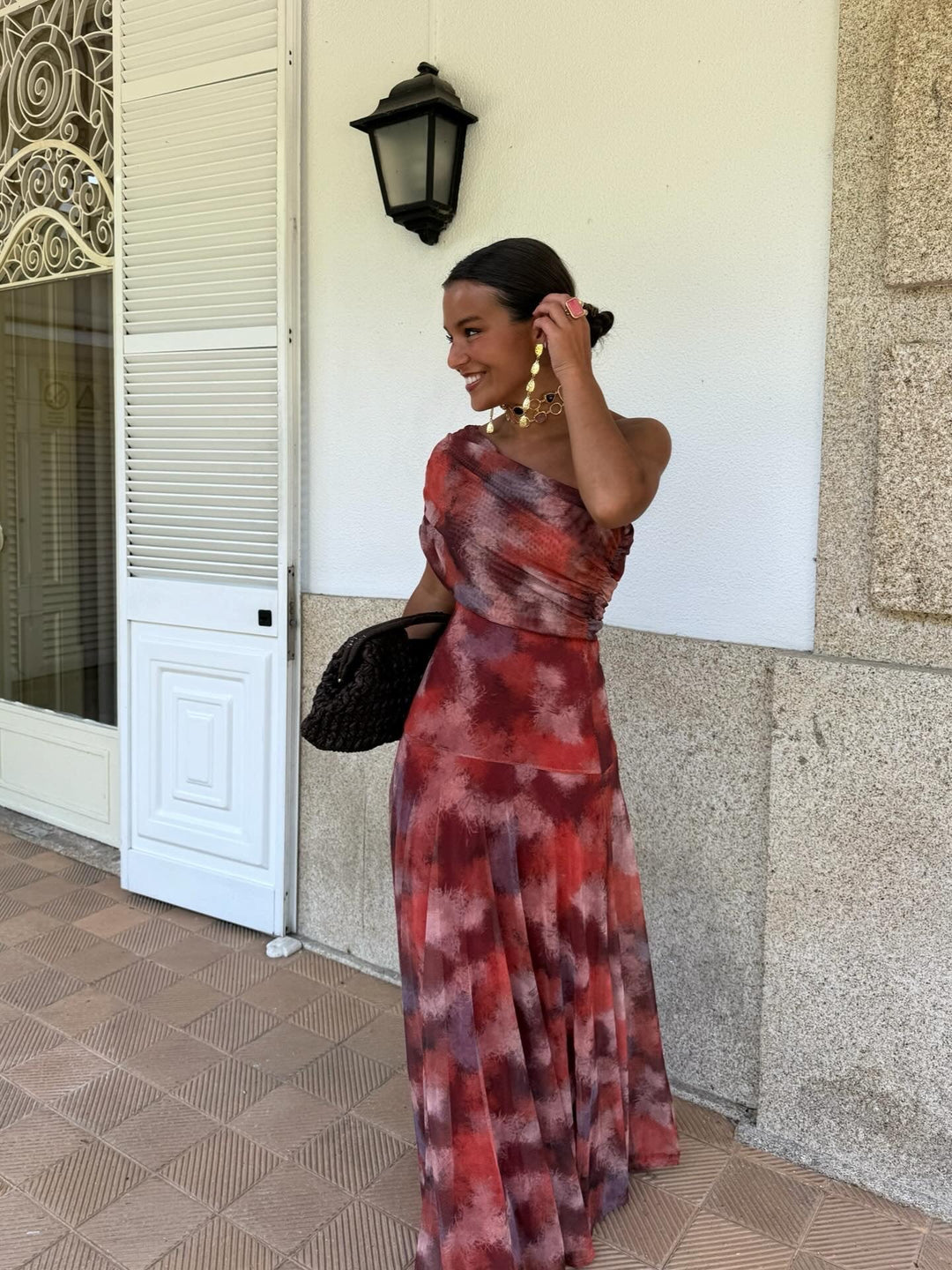 Vestido largo con escote a hombros descubiertos en tonos acuarela