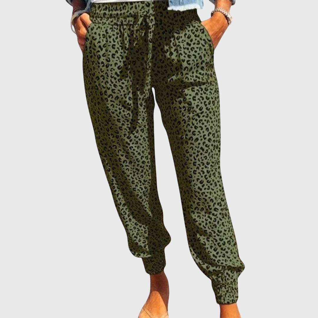 Pantalones Leo de Piernas Amplias Feli de Isabel y Miguel Madrid, con estampado de leopardo y corte cómodo en color neutro