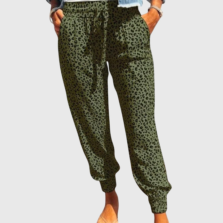 Pantalones Leo de Piernas Amplias Feli de Isabel y Miguel Madrid, con estampado de leopardo y corte cómodo en color neutro