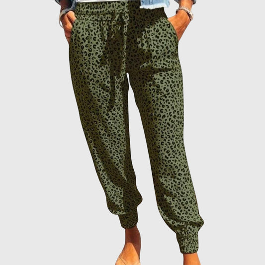 Pantalones Leo de pierna ancha Isabel y Miguel Madrid en tela con estampado de leopardo, estilo cómodo y moderno.