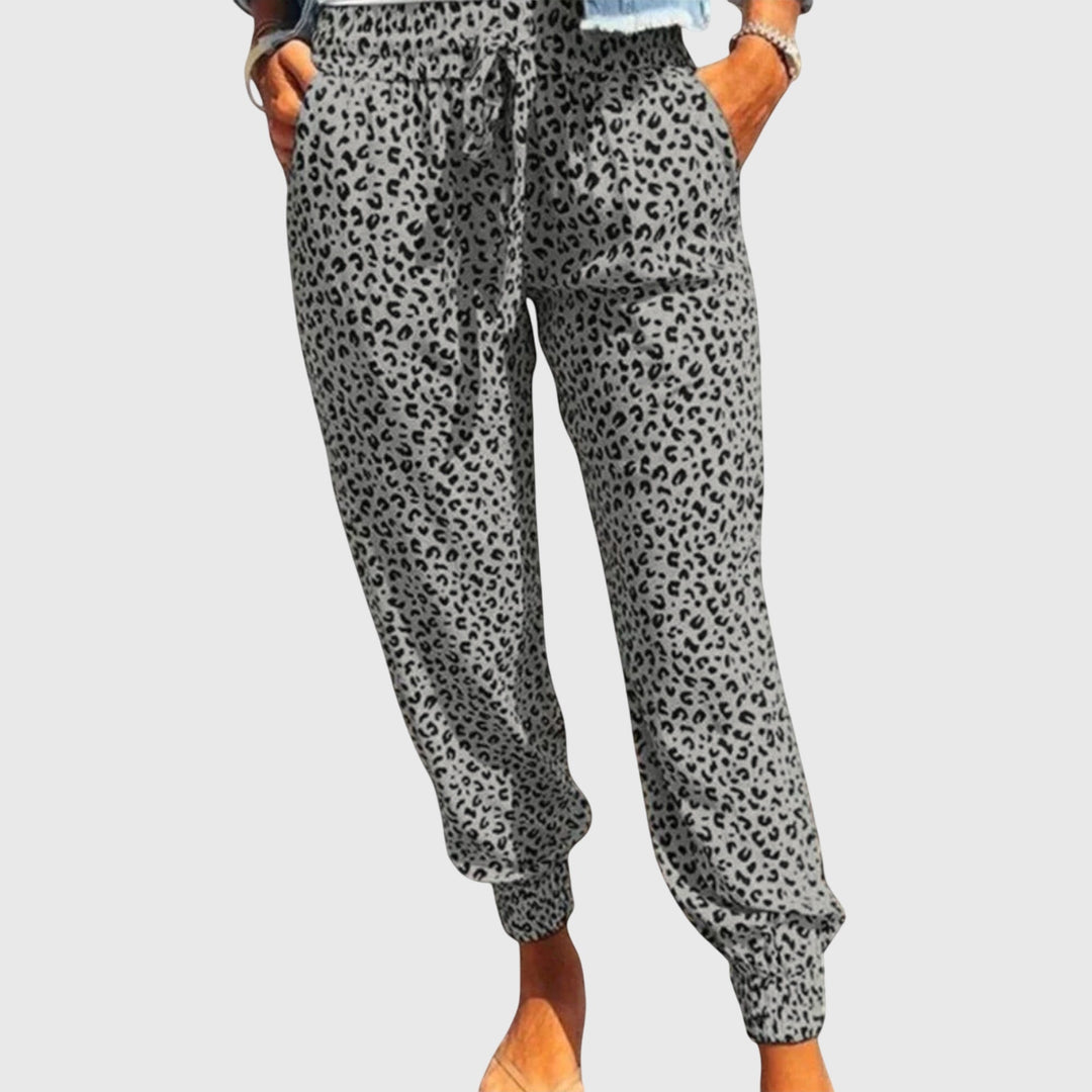 Pantalones Leo de piernas amplias de Isabel y Miguel Madrid, con estampado de leopardo y corte relajado.