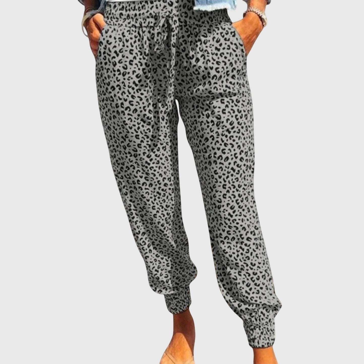Pantalones Leo de pierna ancha de la marca Isabel y Miguel Madrid, con estampado de leopardo y corte amplio en la imagen.