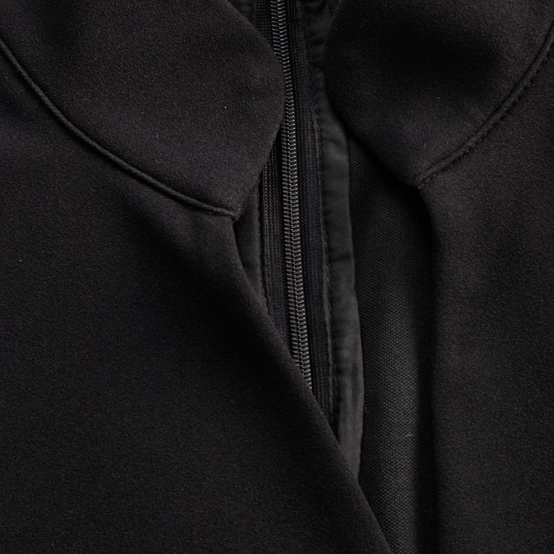 Marina | Vestido negro refinado con cinturón y cuello mandarín - Carlos Hernández Madrid