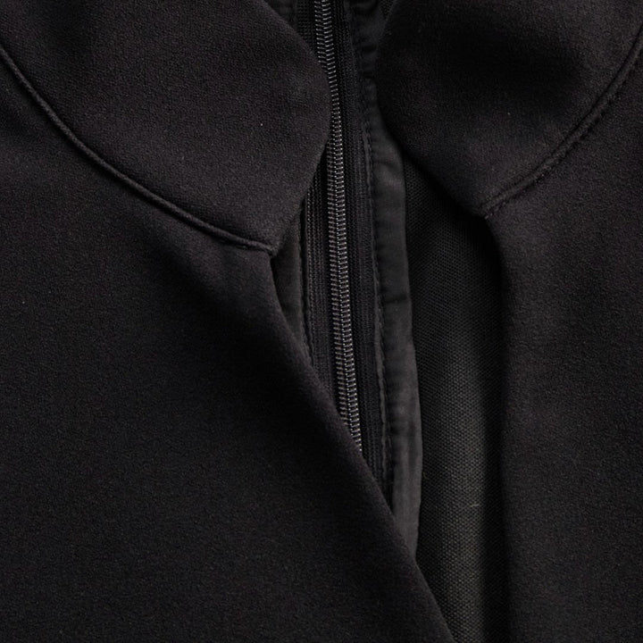Marina | Vestido negro refinado con cinturón y cuello mandarín - Carlos Hernández Madrid