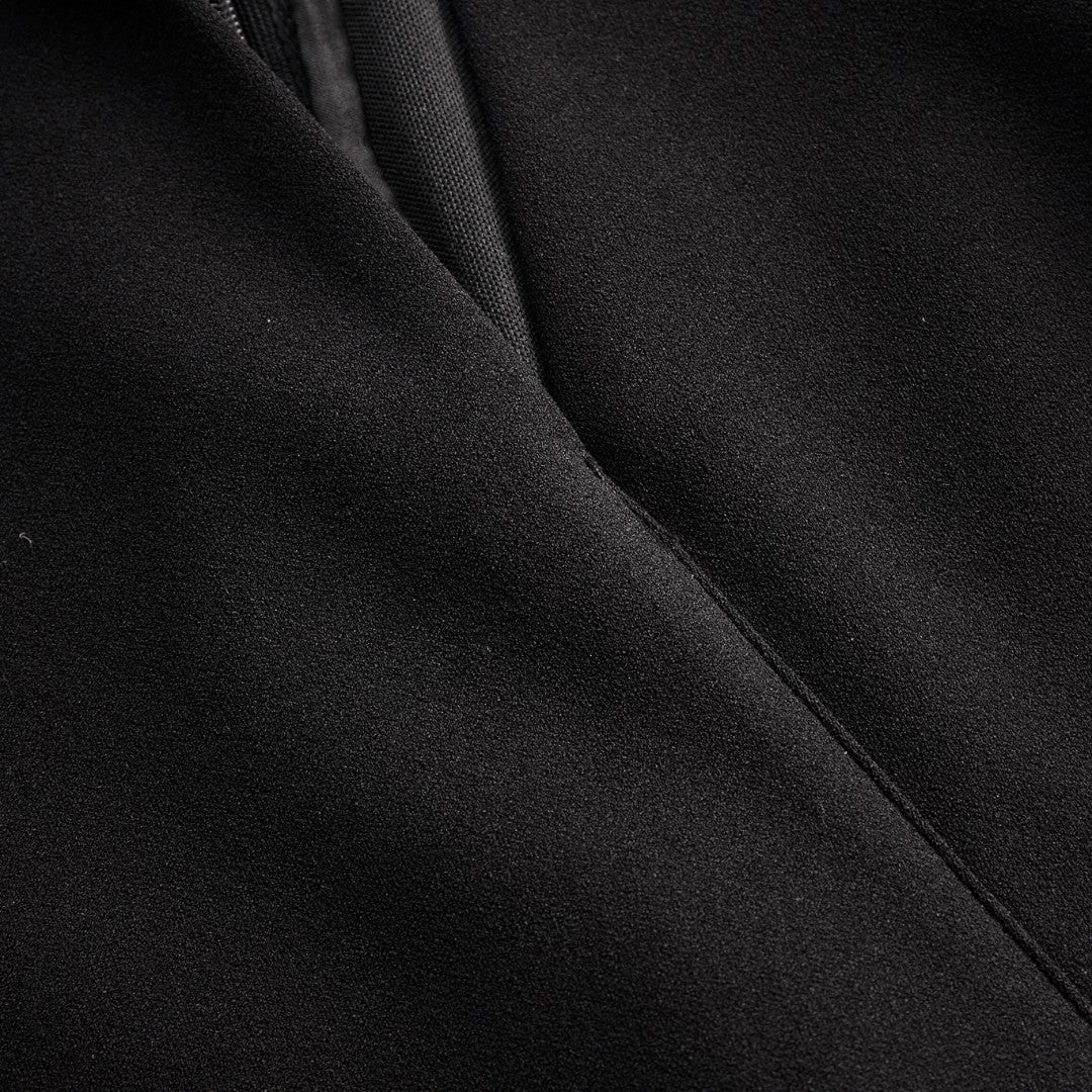 Marina | Vestido negro refinado con cinturón y cuello mandarín - Carlos Hernández Madrid