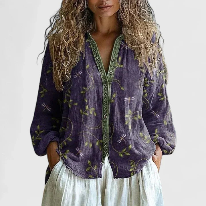 Isabel y Miguel Madrid Jayzlynae comfortable shirt in soft fabric, shown hanging on a hanger with a casual fit.