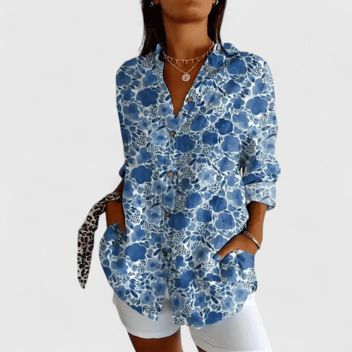 Isabel y Miguel Madrid Katarine floral blouse featuring elegant design and vibrant flower patterns, shown on a model.