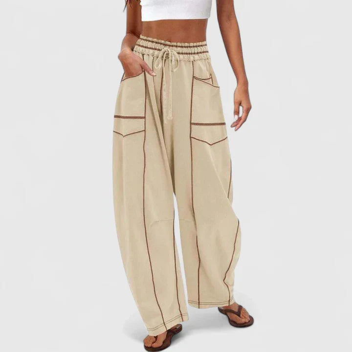 Pantalones cómodos de la marca Isabel y Miguel Madrid, estilo casual, en color neutro y tela suave, vista frontal