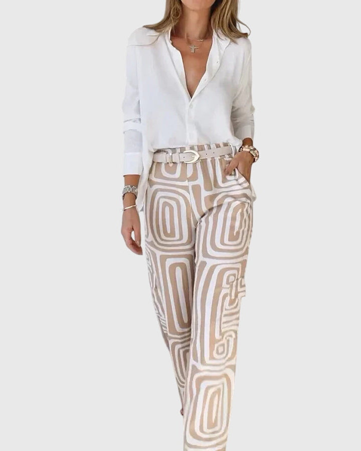Conjunto elegante Emilia™ de Isabel y Miguel Madrid con pantalones, blusa y cinturón en tonos neutros, vista de conjunto completo.