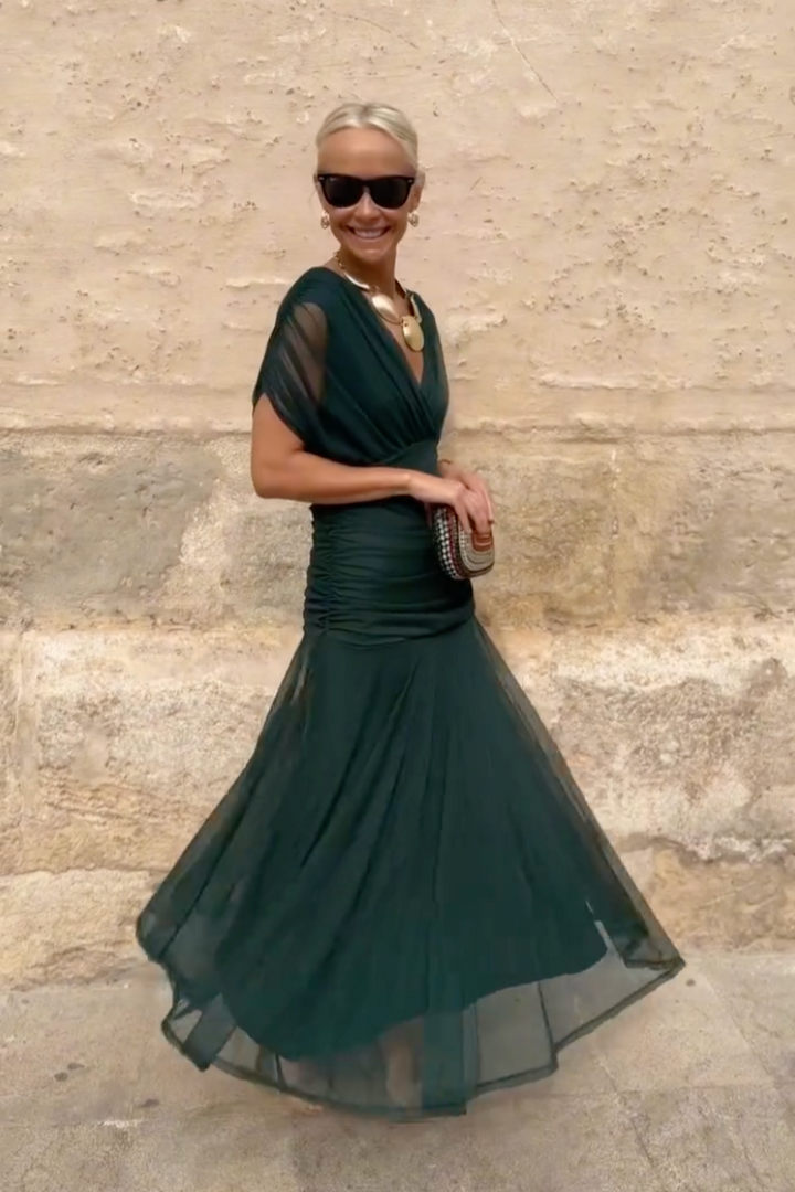Vestido maxi plisado elegante de Isabel y Miguel Madrid, con diseño fluido y detalles sofisticados en color neutro.