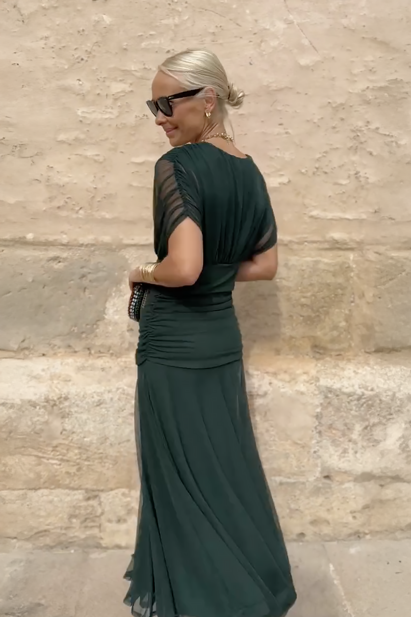 Vestido maxi plisado Isabel y Miguel Madrid, elegante y largo, con diseño fluido y detalles de moda en color neutro.