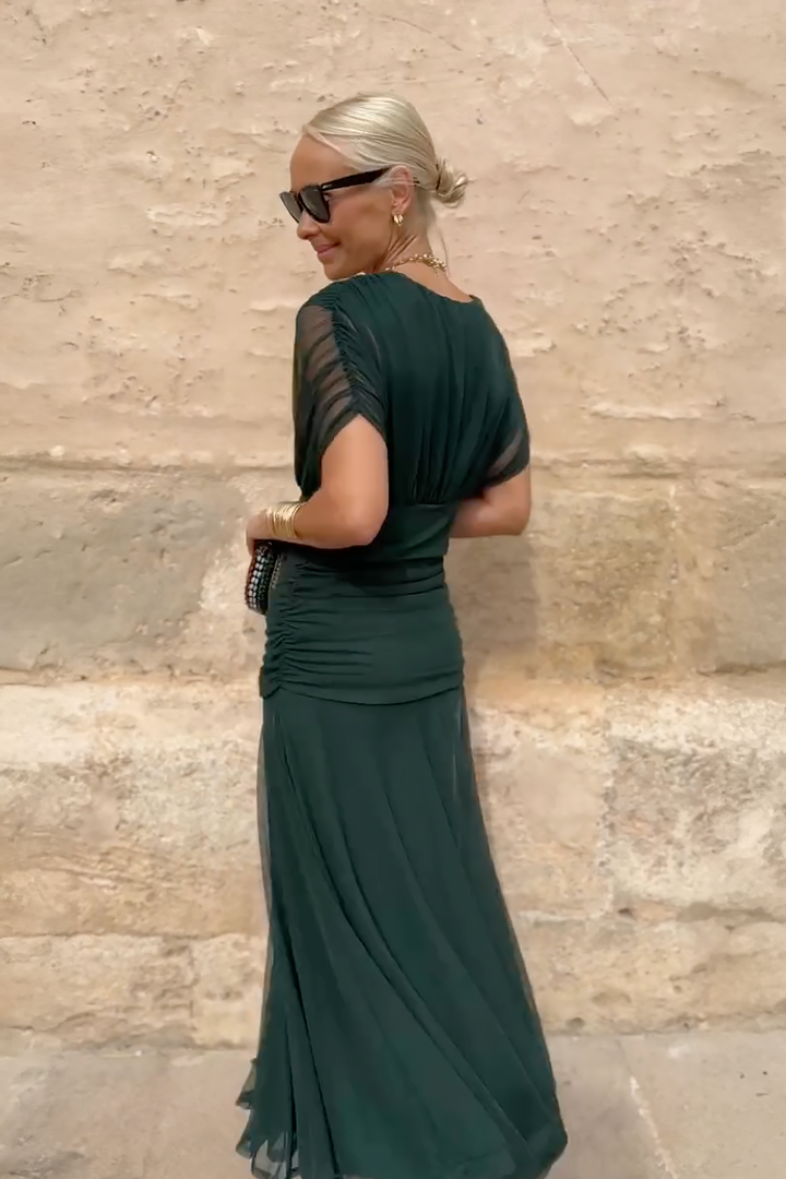 Vestido maxi plisado Isabel y Miguel Madrid, elegante y largo, con diseño fluido y detalles de moda en color neutro.