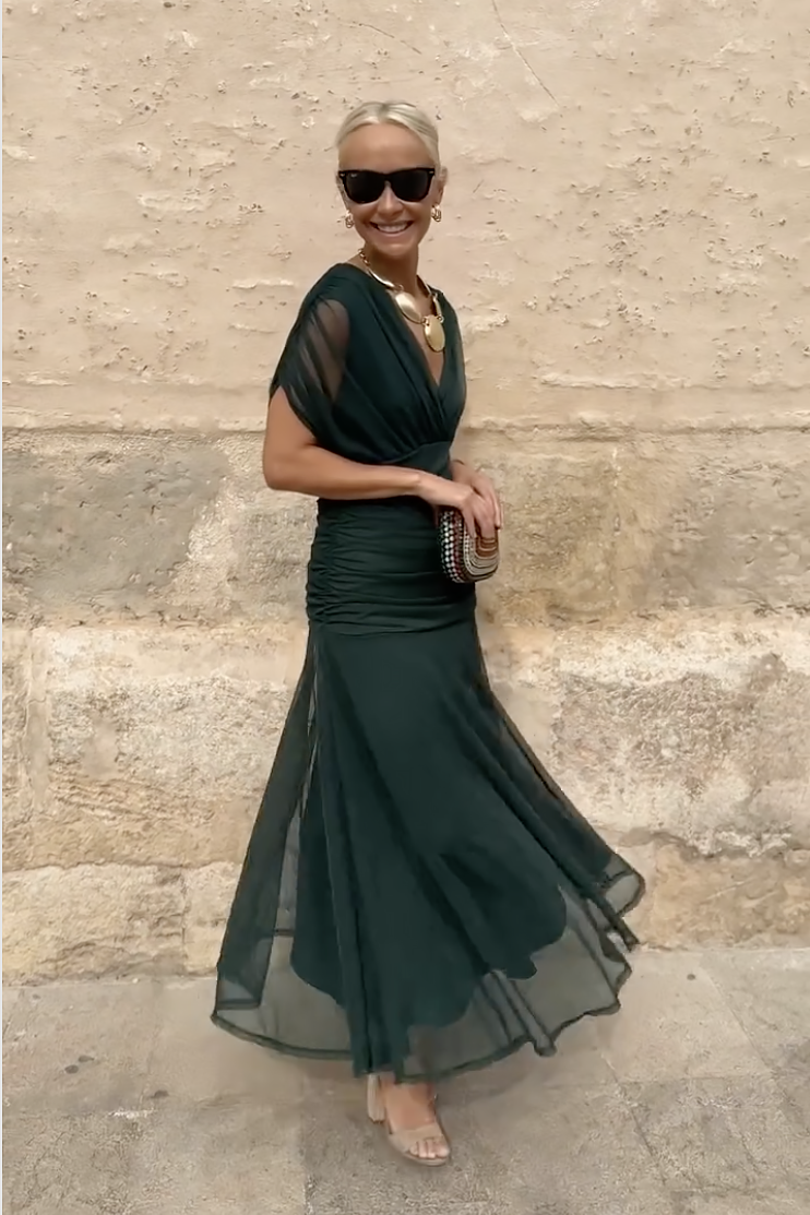 Vestido maxi plisado elegante de Isabel y Miguel Madrid, con diseño fluido y detalles sofisticados en tonos neutros.
