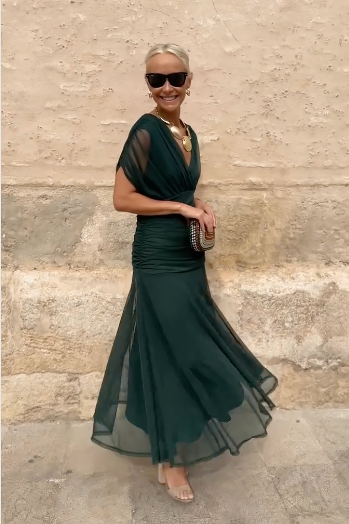 Vestido maxi plisado elegante de Isabel y Miguel Madrid, con diseño fluido y detalles sofisticados en tonos neutros.