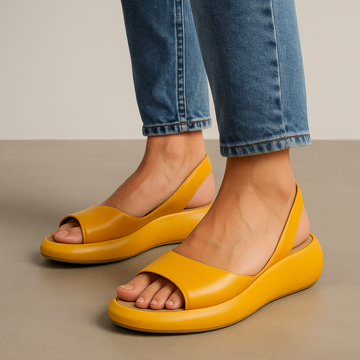 Sandalias abiertas antideslizantes Giselle de Isabel y Miguel Madrid en color amarillo, con suela antideslizante y diseño cómodo.