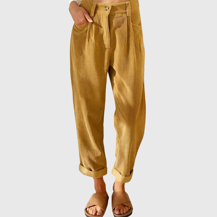 Pantalones de pana modernos Jana de Isabel y Miguel Madrid, en color beige, con ajuste cómodo y estilo contemporáneo.