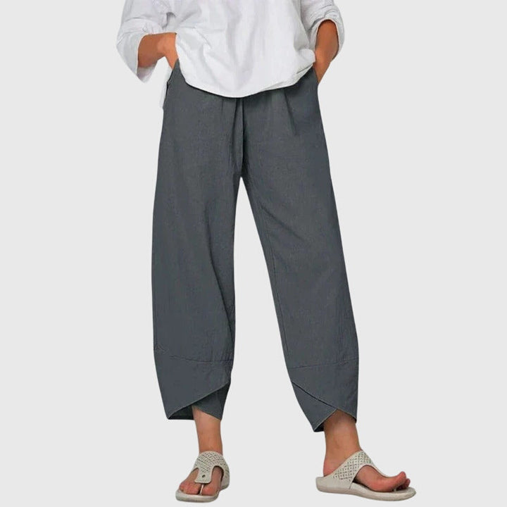 Pantalones cómodos Leona™ de Isabel y Miguel Madrid mostrado en color gris claro, con corte relajado y cintura elástica.