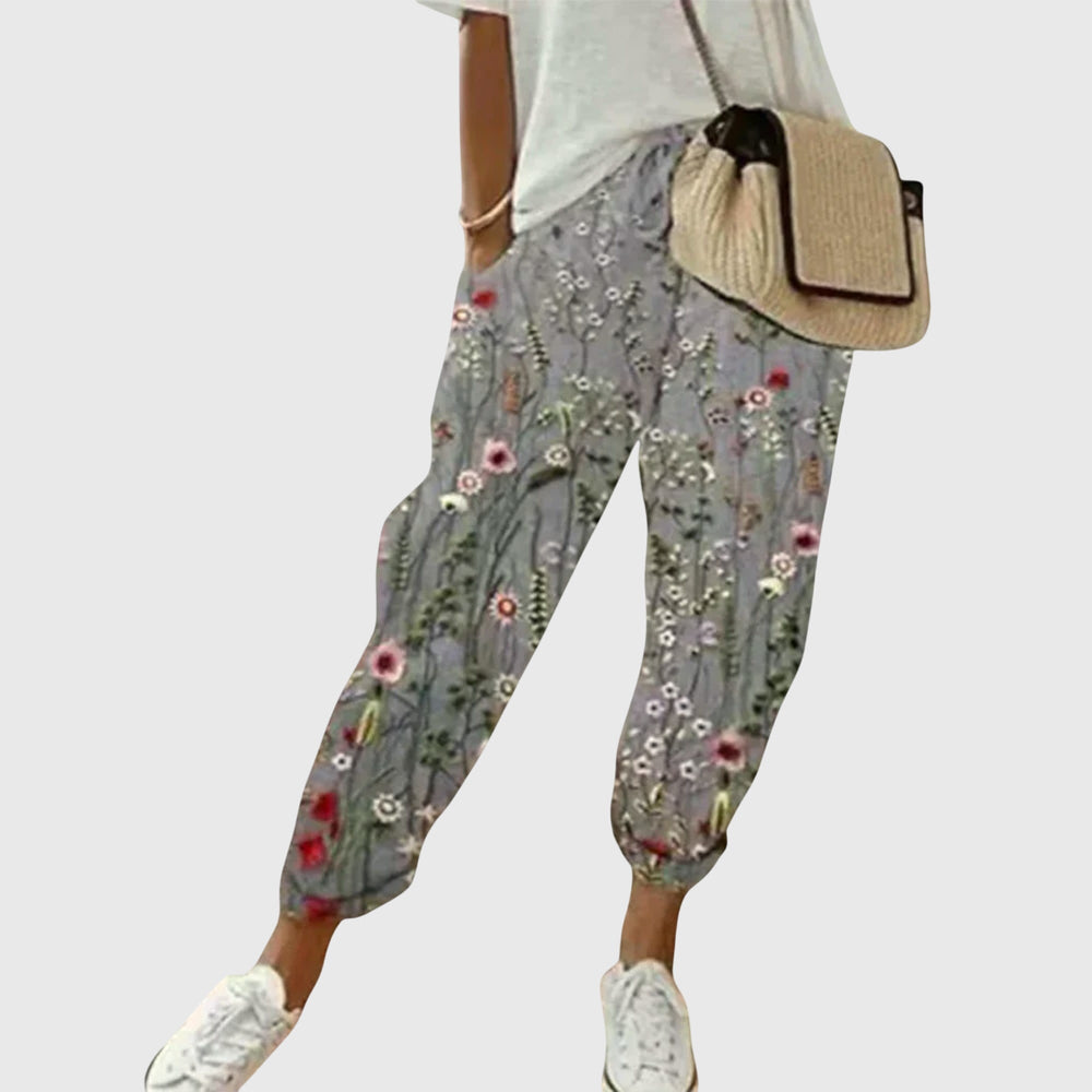 Pantalones de algodón cómodos de Isabel y Miguel Madrid, con diseño relajado y tejido suave para uso diario.