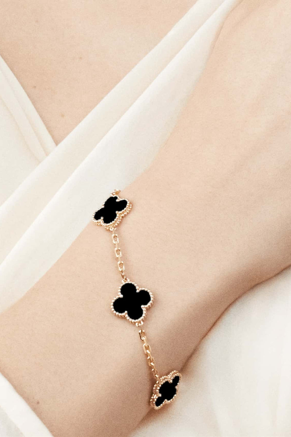 Pulsera con Motivo de Trébol y Elegancia Baño de Oro - Carlos Hernández Madrid