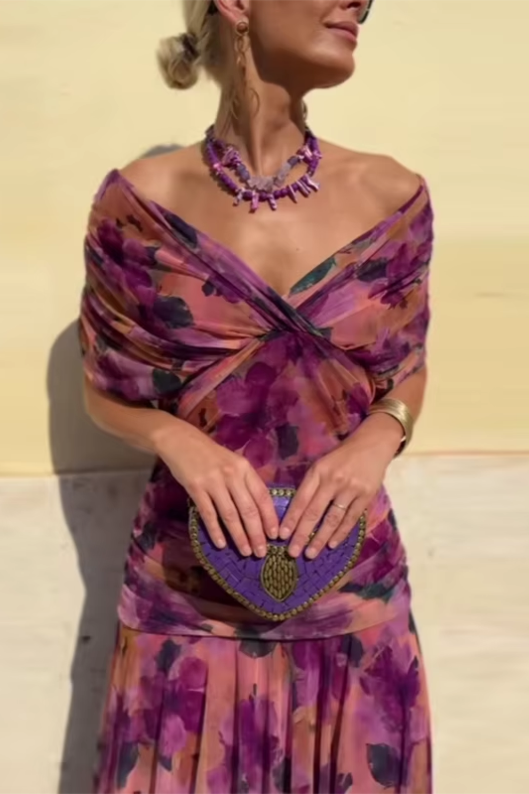 Vestido maxi plisado elegante de Isabel y Miguel Madrid, con falda larga y detalles sofisticados.