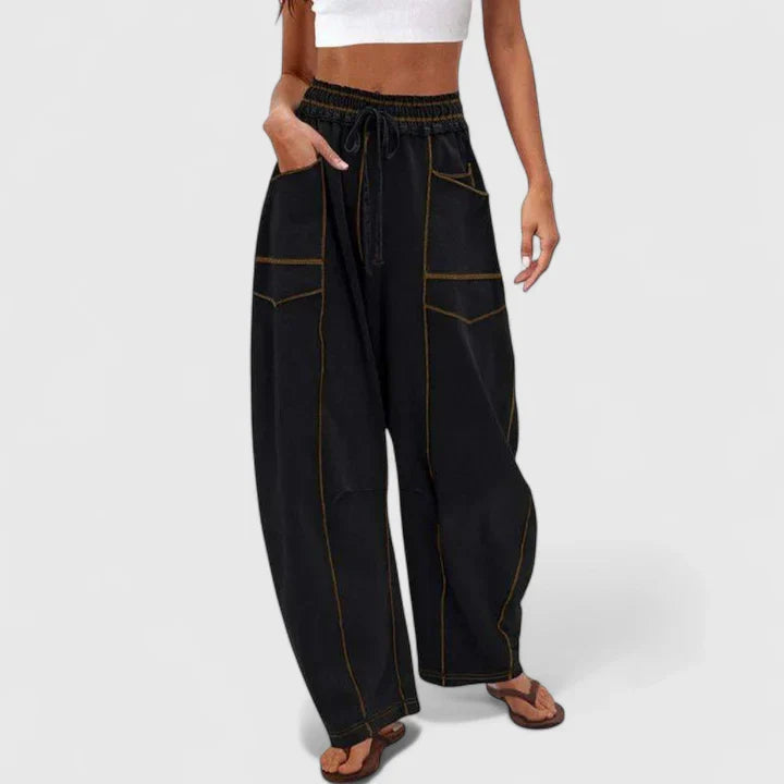 Pantalones cómodos Camrynnne de Isabel y Miguel Madrid, en color neutro, con diseño relajado y tela suave para uso diario.