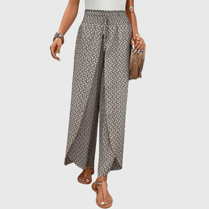 Pantalones palazzo elegantes de Isabel y Miguel Madrid, diseñados por Chiara, con tela fluida y estilo sofisticado para mujer.
