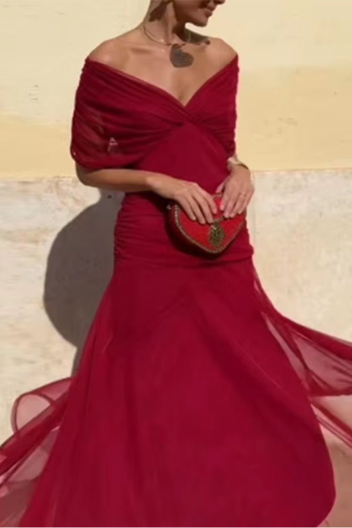 Vestido maxi plisado elegante de Isabel y Miguel Madrid, diseño largo y sofisticado en tonos neutros.