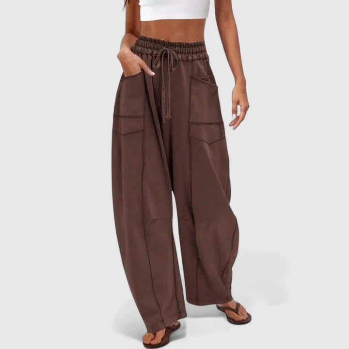 Pantalones cómodos de Isabel y Miguel Madrid en color neutro, con un diseño relajado y tela suave para uso diario.