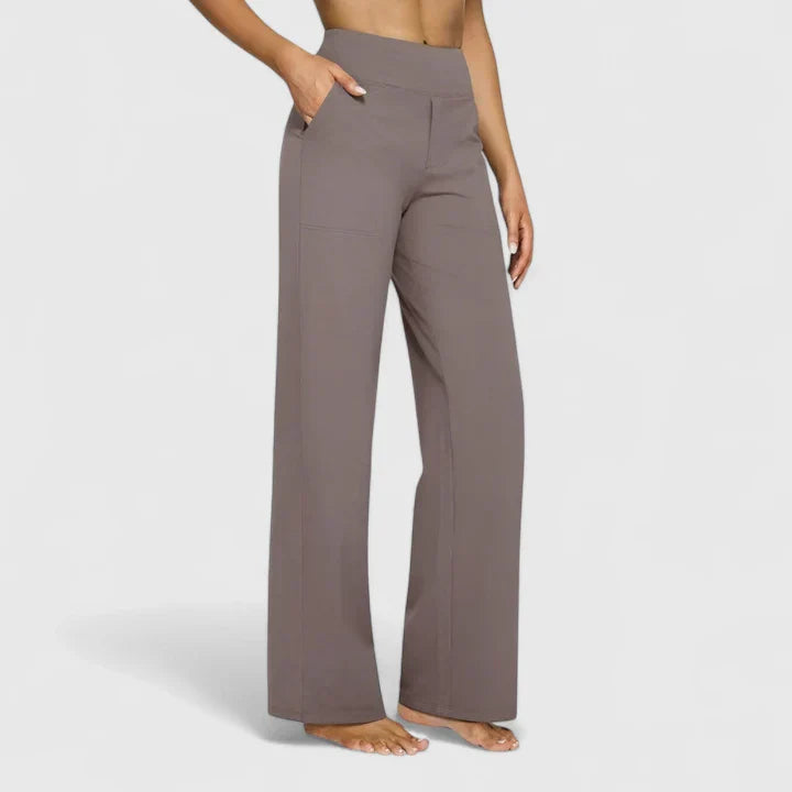 Pantalones cómodos Jasmynne de Isabel y Miguel Madrid, tela suave y diseño casual, en color neutro, en un fondo blanco.