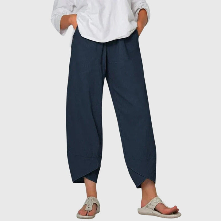Pantalones cómodos Leona™ de Isabel y Miguel Madrid, pantalón de tela suave en color neutro, vista frontal sobre fondo blanco.