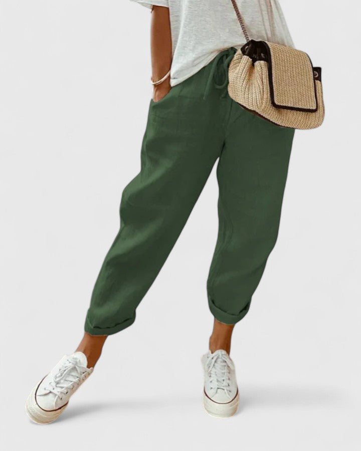 Pantalones chic Dhalianette de Isabel y Miguel Madrid, con diseño elegante y moderno, en color neutro y ajuste cómodo.