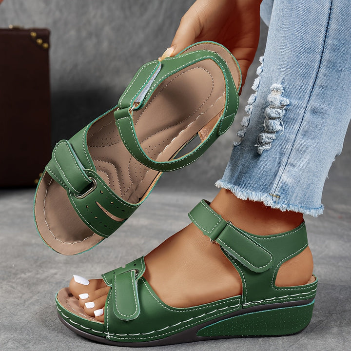 Sandalias ortopédicas cómodas Isabel y Miguel Madrid en color neutro, con diseño ergonómico y correas ajustables.