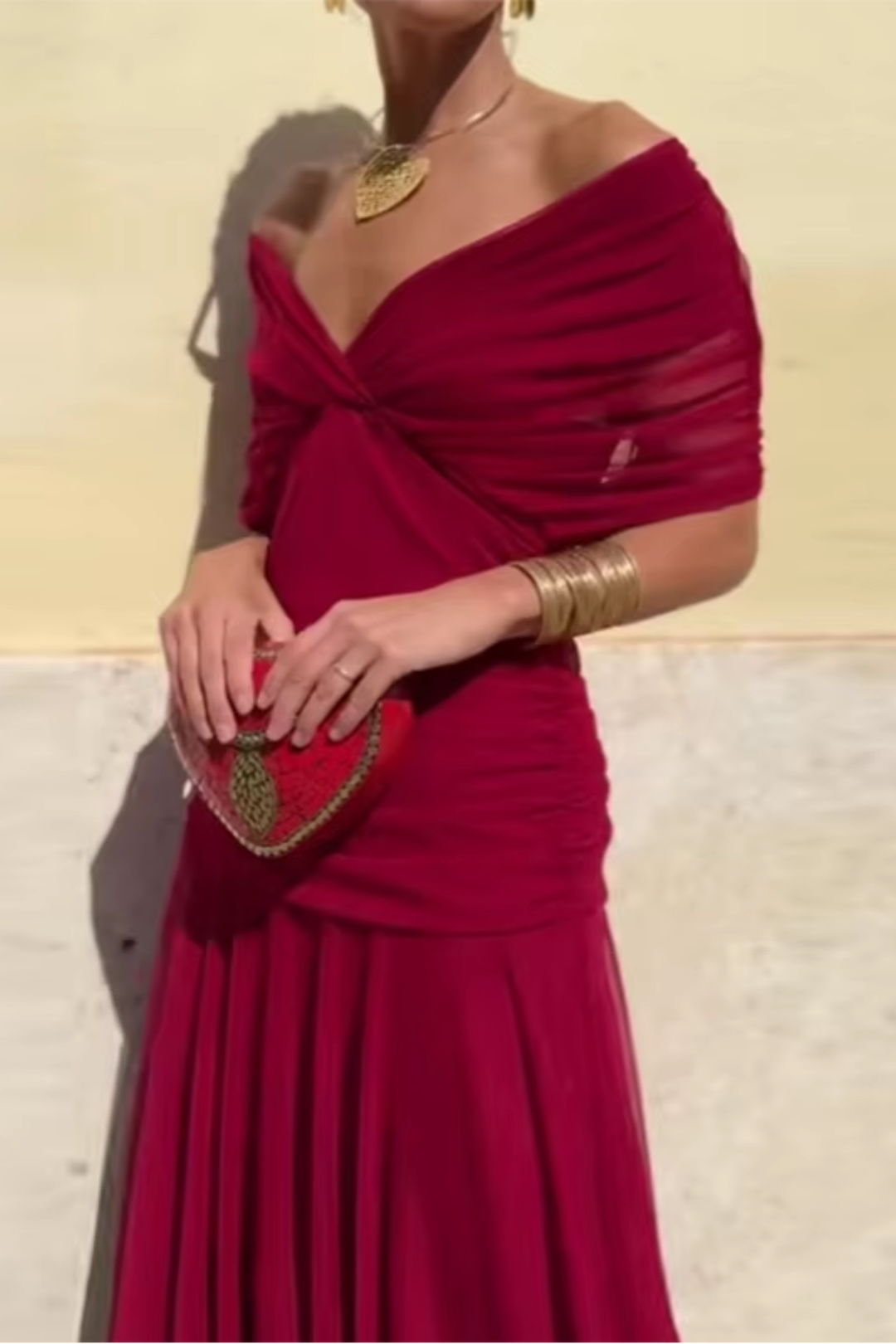 Vestido maxi plisado elegante de Isabel y Miguel Madrid, con diseño largo y sofisticado en tonos neutros.