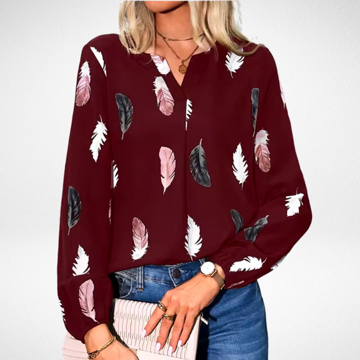 Isabel y Miguel Madrid Nicole™ Ajuste Perfecto blouse in soft fabric, shown on a hanger with a fitted, stylish design.