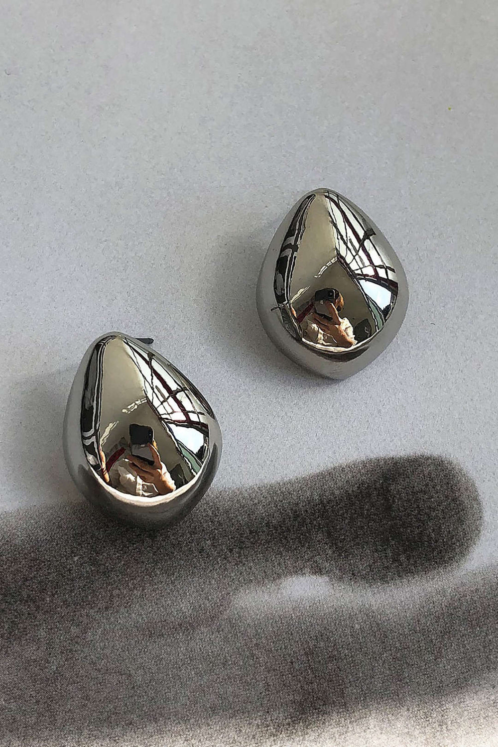 Pendientes Metálicos en Forma de Gota - Carlos Hernández Madrid