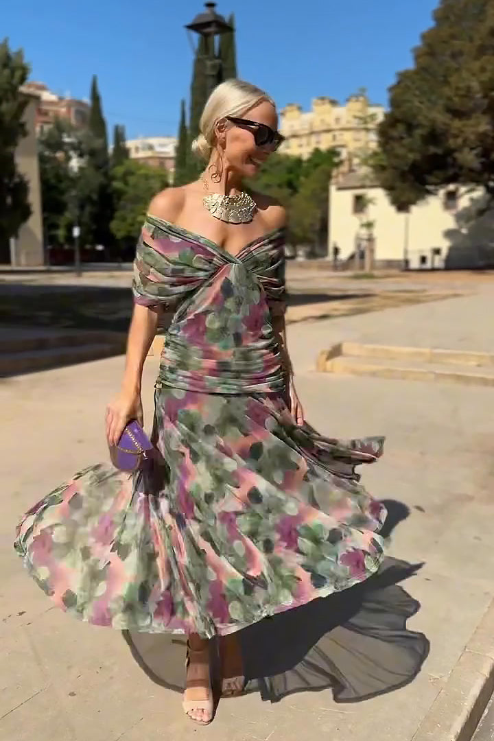 Vestido maxi plisado elegante de Isabel y Miguel Madrid, muestra la tela fluida y el diseño sofisticado del vestido.