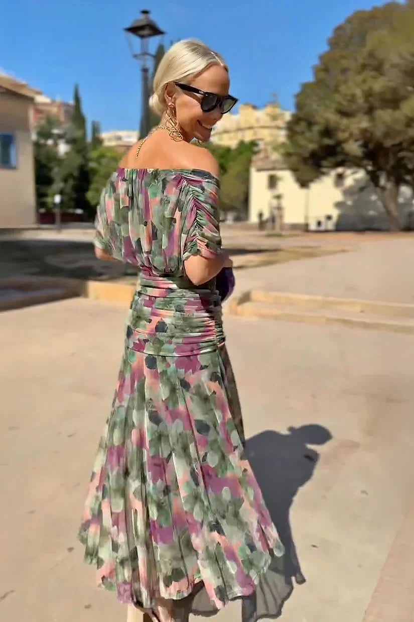 Vestido maxi plisado elegante de la marca Isabel y Miguel Madrid, en tonos neutros y corte largo.