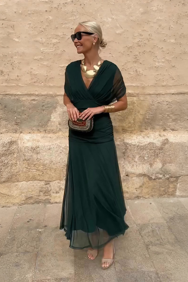 Vestido maxi plisado elegante de Isabel y Miguel Madrid, diseño largo y sofisticado en tonos neutros.