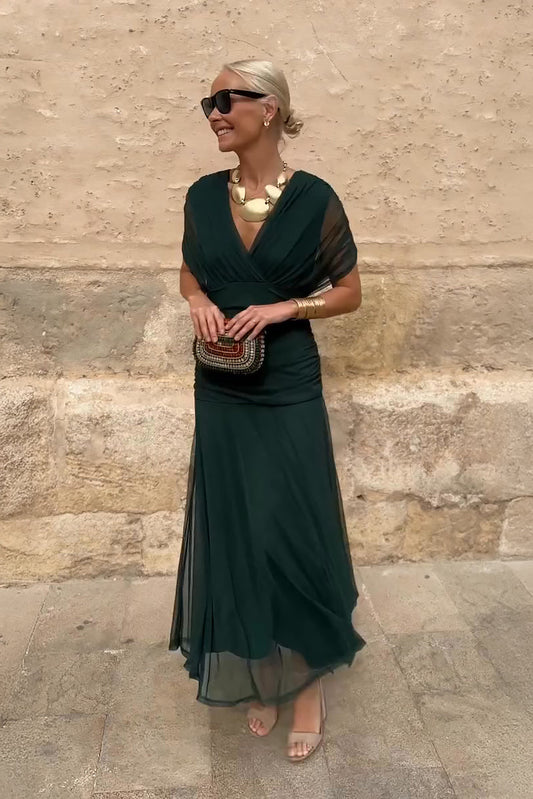 Vestido maxi plisado elegante de Isabel y Miguel Madrid, diseño largo y sofisticado en tonos neutros.