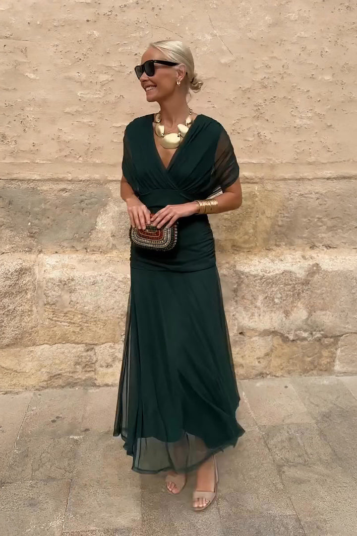 Vestido maxi plisado elegante de Isabel y Miguel Madrid, diseño largo y sofisticado en tonos neutros.