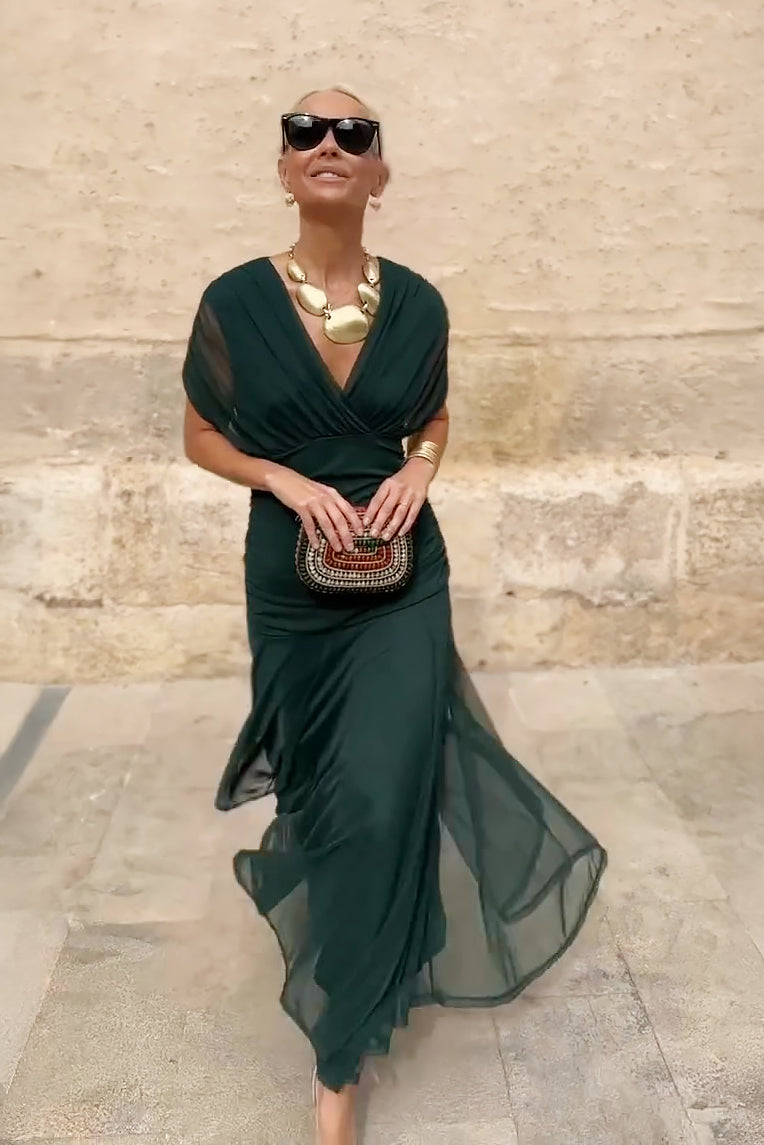 Vestido maxi plisado elegante de Isabel y Miguel Madrid, con falda larga y diseño sofisticado en color neutro.
