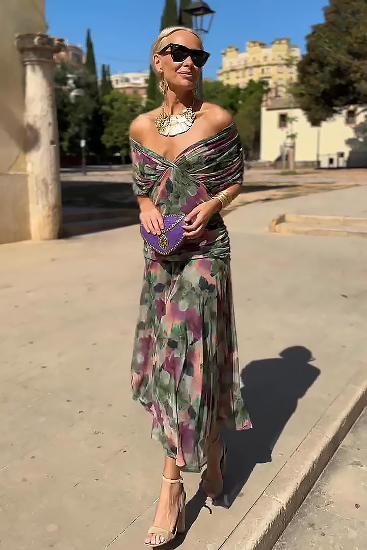 Vestido maxi plisado elegante de Isabel y Miguel Madrid, con diseño fluido y detalles sofisticados para ocasiones especiales.