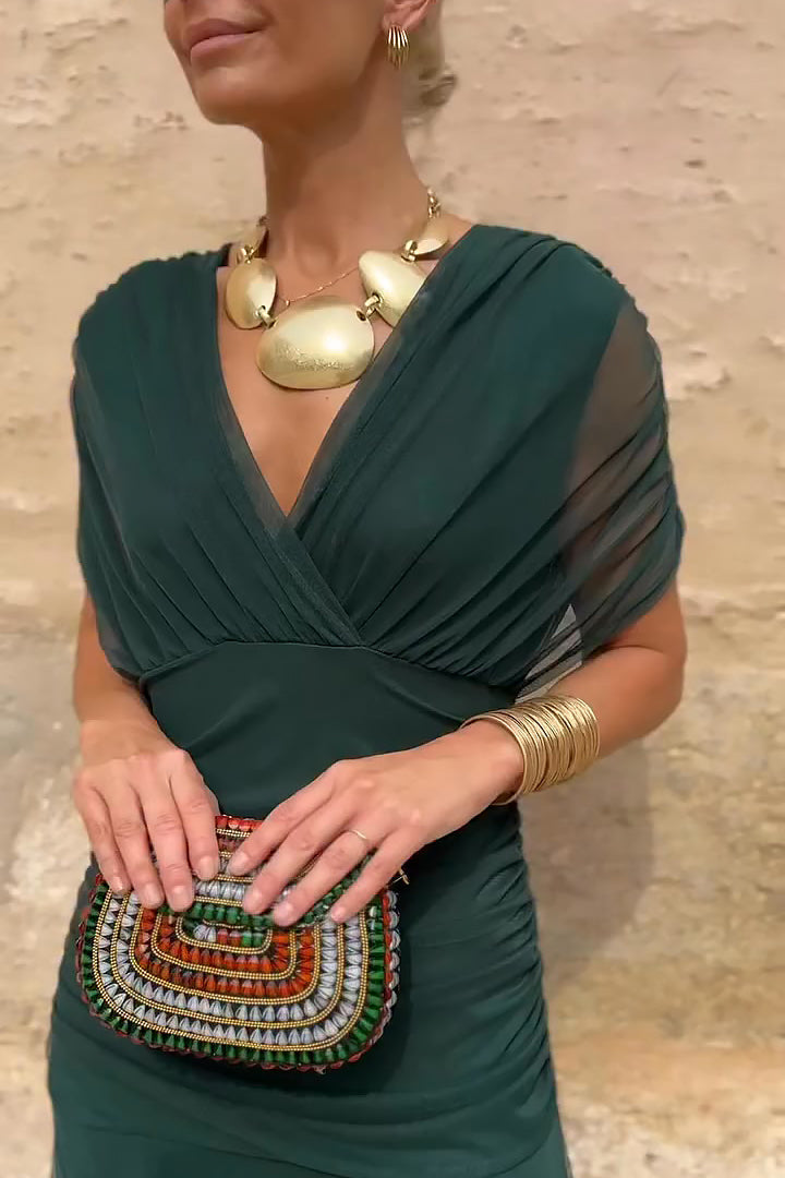 Vestido maxi plisado elegante de Isabel y Miguel Madrid, vestido largo con falda plisada y diseño sofisticado.