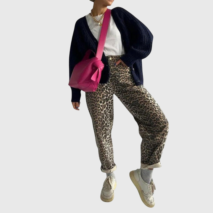 Jeans vintage Isabel y Miguel Madrid con diseño de leopardo, estilo clásico y moderno en tela de mezclilla.