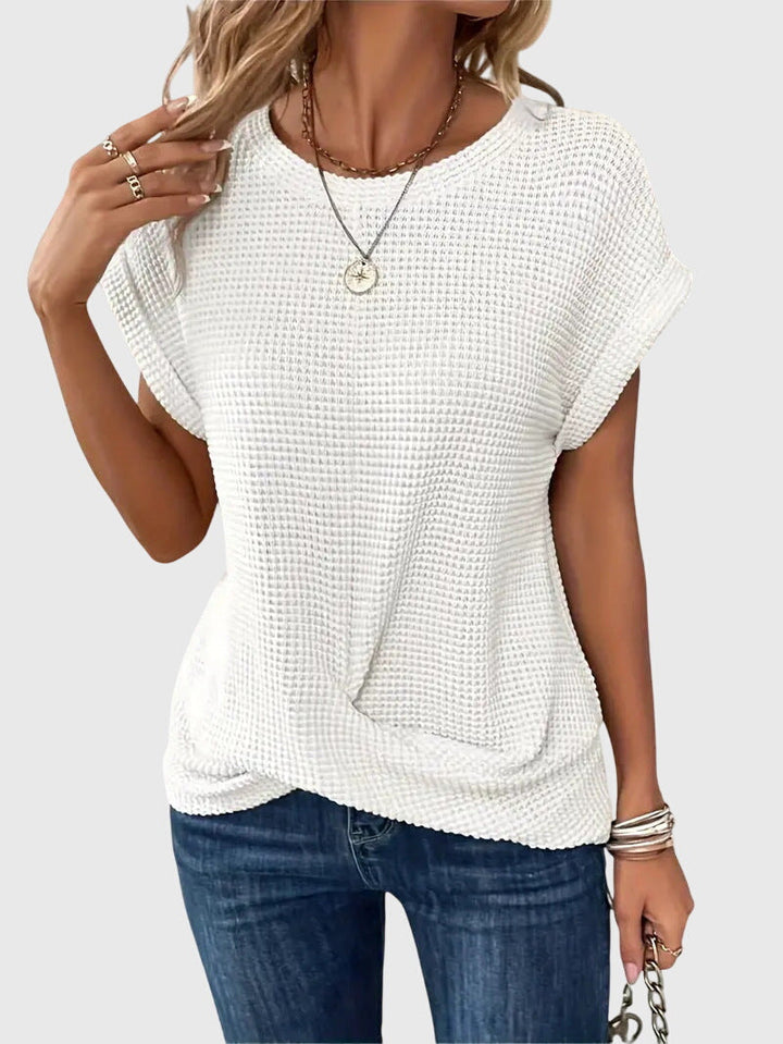 Isa™ Blusa chic con cuello redondo, beige, de Isabel y Miguel Madrid, mostrando el diseño elegante y tejido suave.