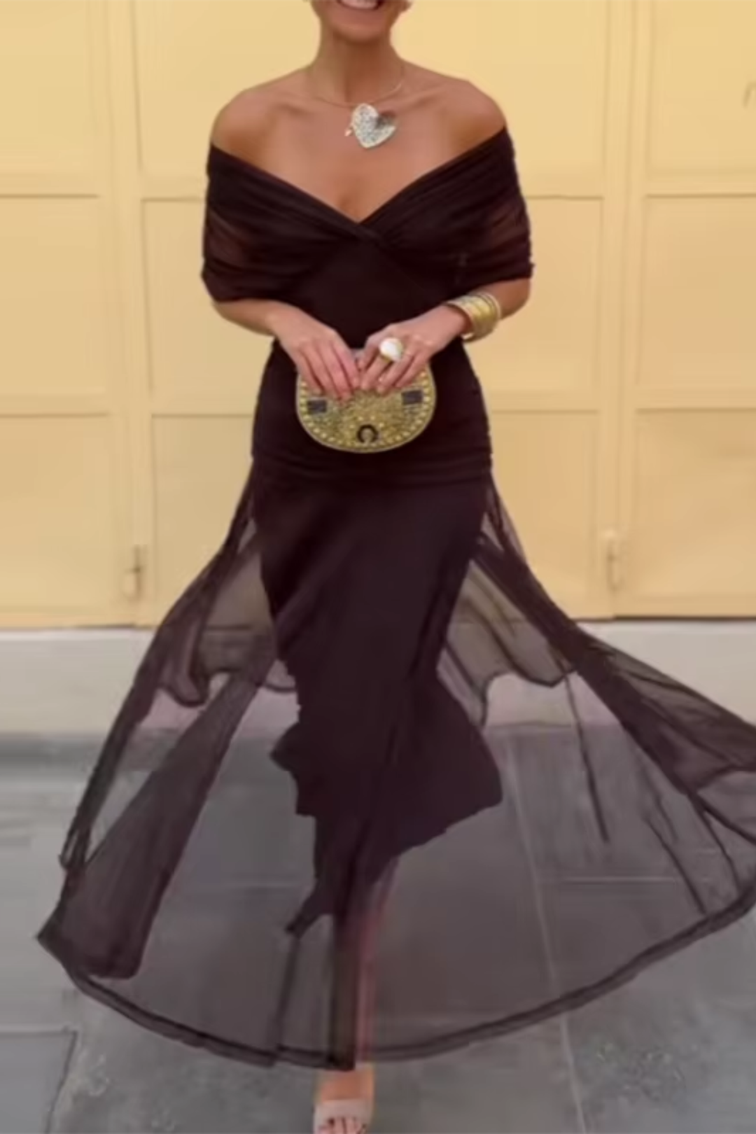 Vestido maxi plisado elegante de Isabel y Miguel Madrid, largo, con diseño sofisticado y detalles en la tela.