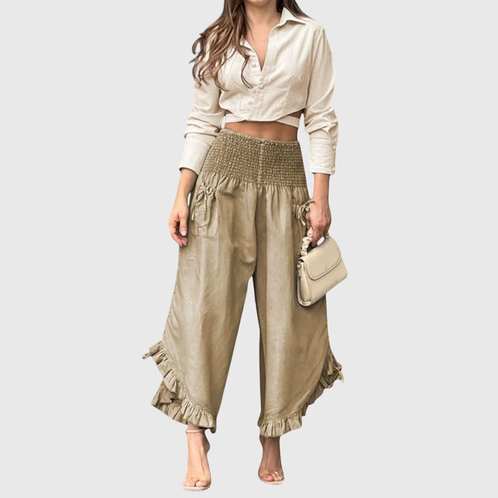 Pantalones casual con pliegues elegantes de Isabel y Miguel Madrid, en color neutro, con diseño moderno y detalles sofisticados.