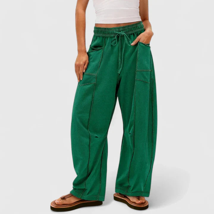 Pantalones cómodos de Isabel y Miguel Madrid en color neutro, con cintura elástica y corte relajado, ideales para uso diario.