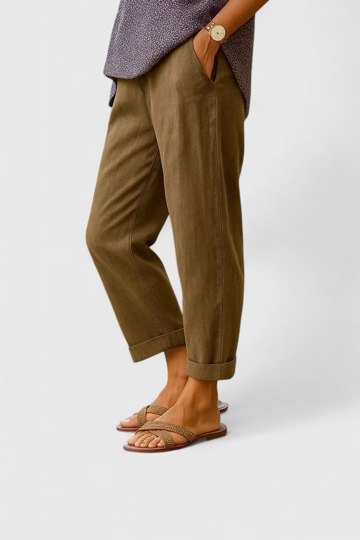Pantalones cómodos de Isabel y Miguel Madrid en color neutro, con diseño relajado y tejido suave para uso diario.