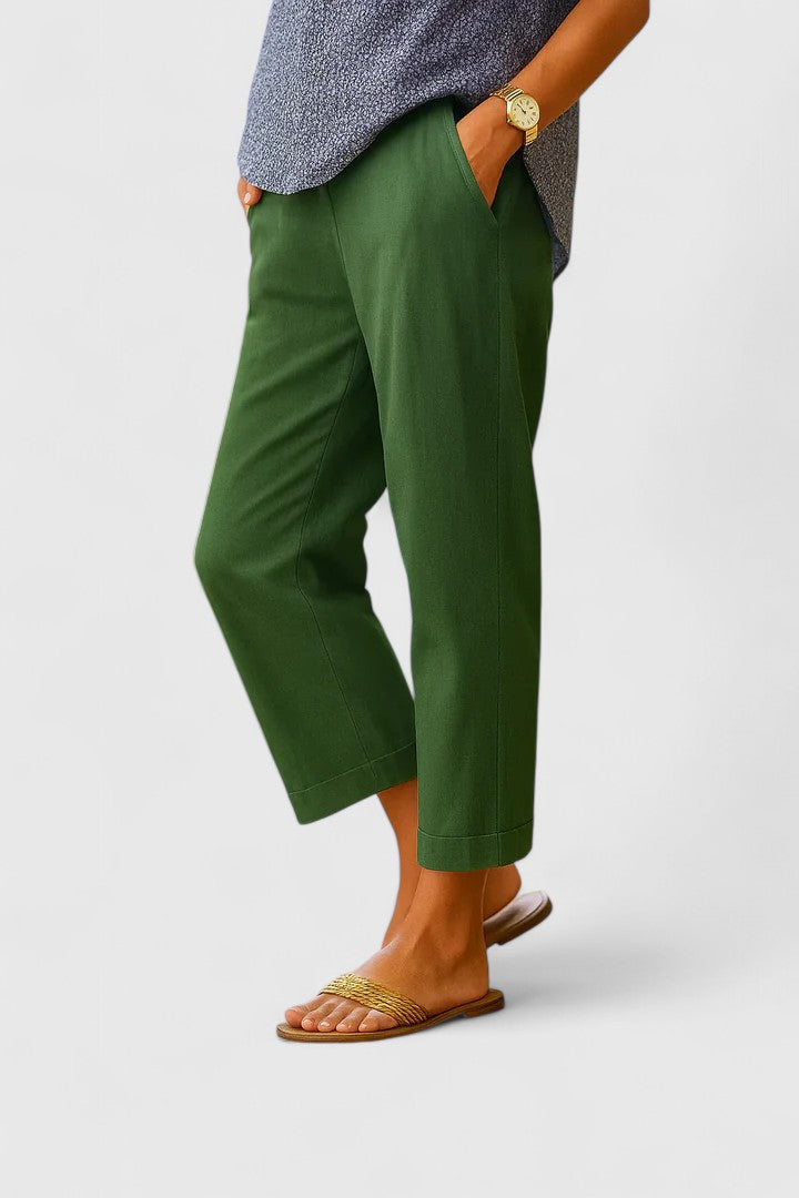 Pantalones cómodos de Isabel y Miguel Madrid, estilo casual, en color neutro, con diseño relajado y tela suave.